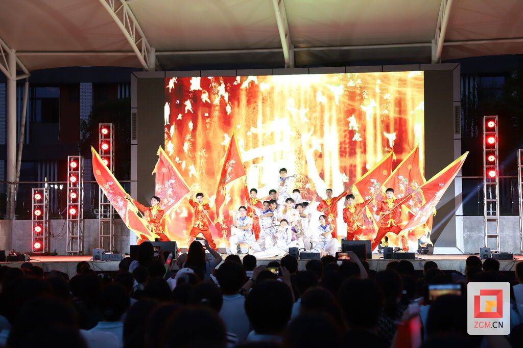 20250526瞧，师生齐上阵，嗨翻全场！_富顺一中第29届艺术节 (10).JPG