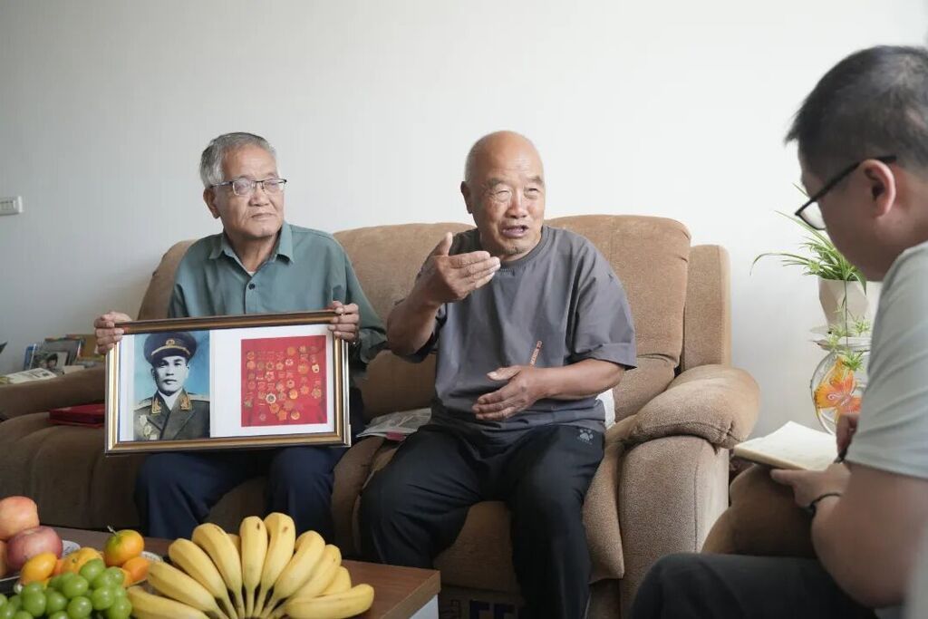 刘志平向采访组讲述捐献过程及父亲生平 (1).JPG