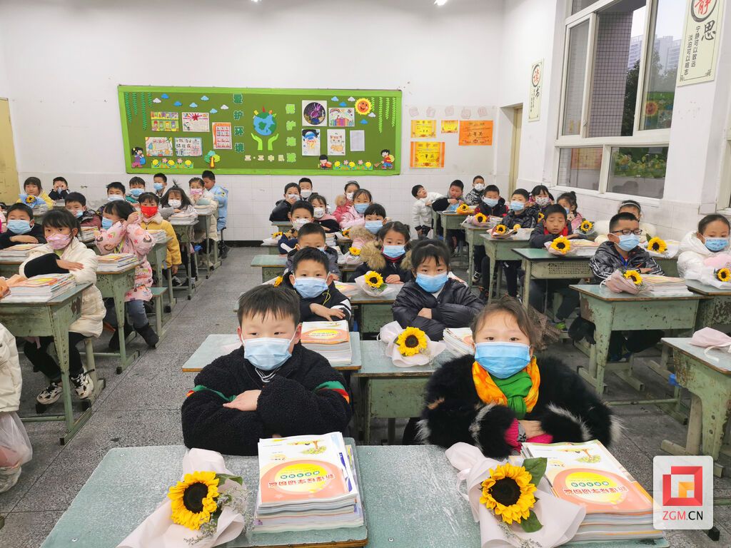 富順縣學生領到新書籍.jpg