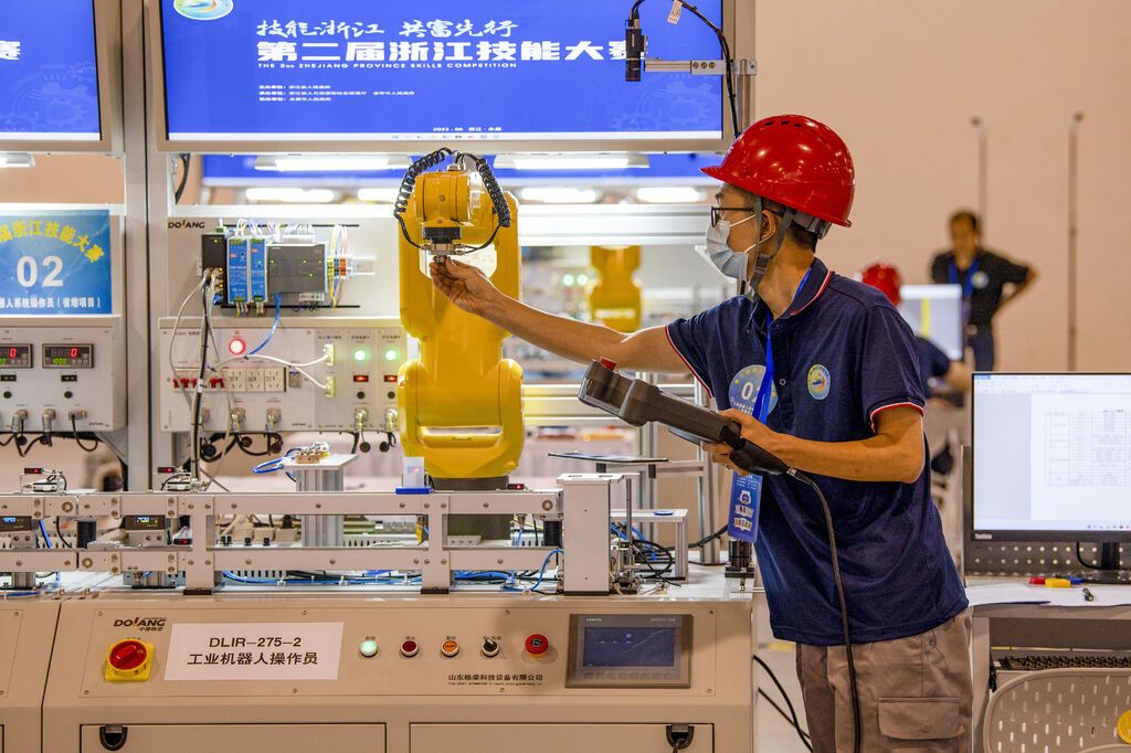 2023年6月19日,第二届浙江技能大赛在永康市国际会展中心举行。参赛选手在进行工业机器人系统操作员项目比赛。