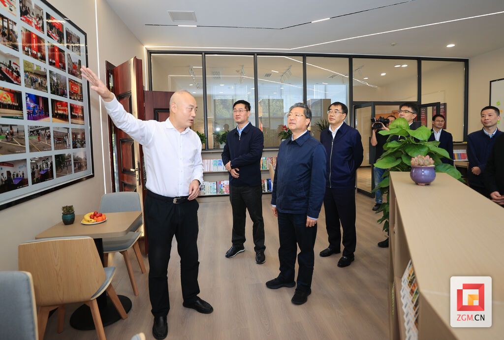 參觀職工書屋,了解市政府機關(guān)文化建設(shè)情況.jpg