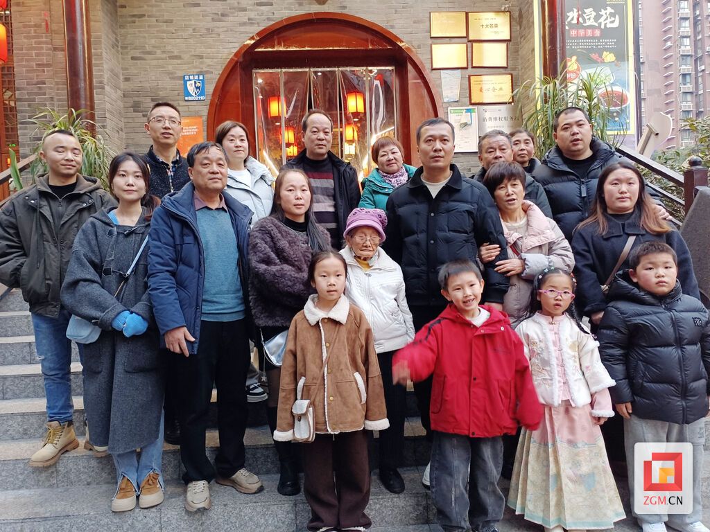 幸福的合影 记者 陈凡逸 摄.jpg