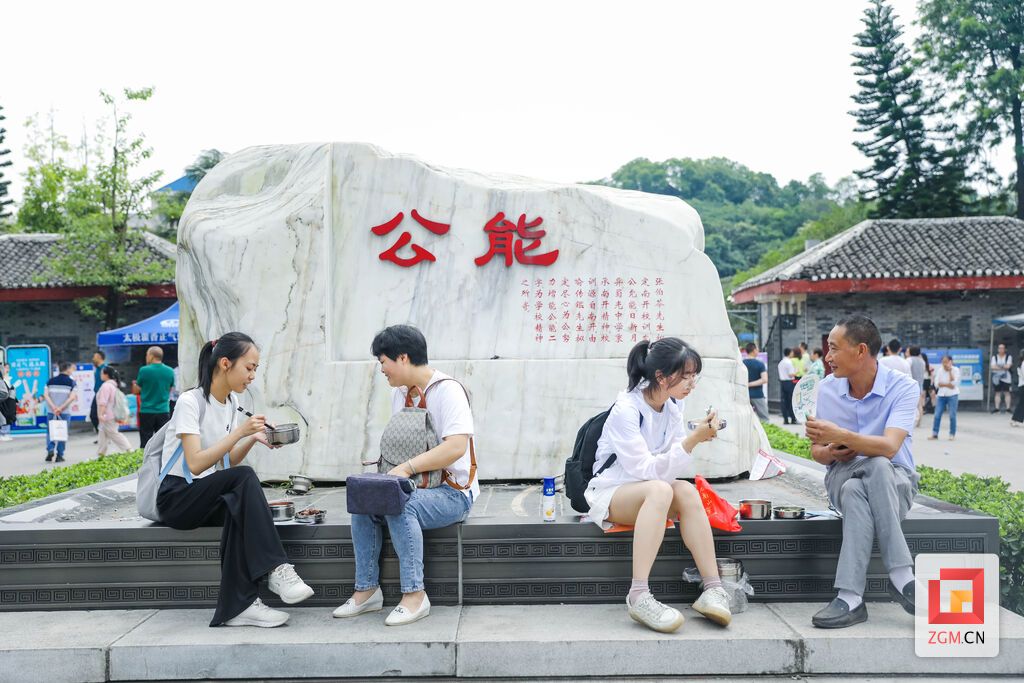 自貢蜀光中學(xué)考點(diǎn)，結(jié)束完7日上午的考試，校門口，考生在家長的陪伴下吃午飯
