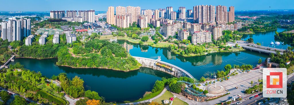 晴空之下龙湖公园绿意盎然、碧水如镜 记者 宋姿熠.jpg