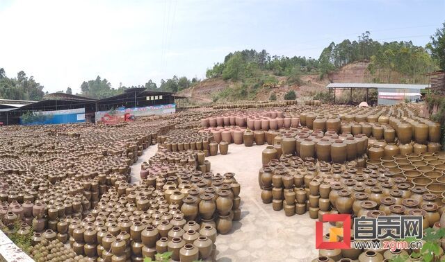 雙龍?zhí)諛I(yè)巨大的晾曬場內，成堆的陶器，即將發(fā)往全國各地和海外市場。（曾鵬程攝）.jpg