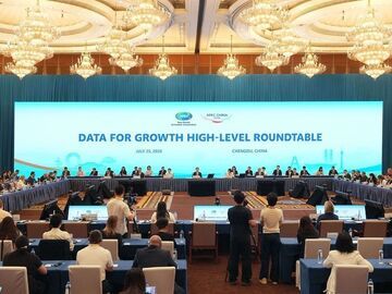APEC数据促进增长高级别圆桌会在蓉举行 刘烈宏施小琳陈旭佩德罗萨致辞