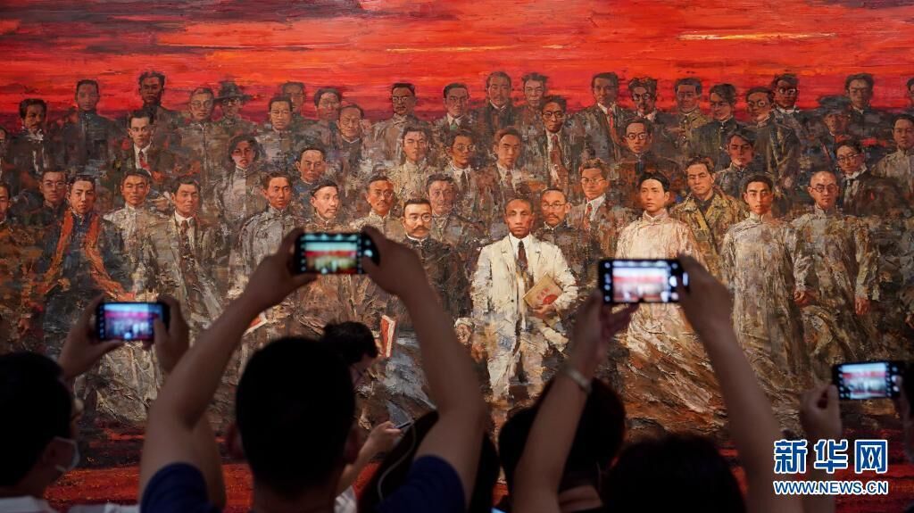 参观者在中共一大纪念馆内拍摄油画作品《星火》（6月6日摄）。新华社记者 刘颖 摄