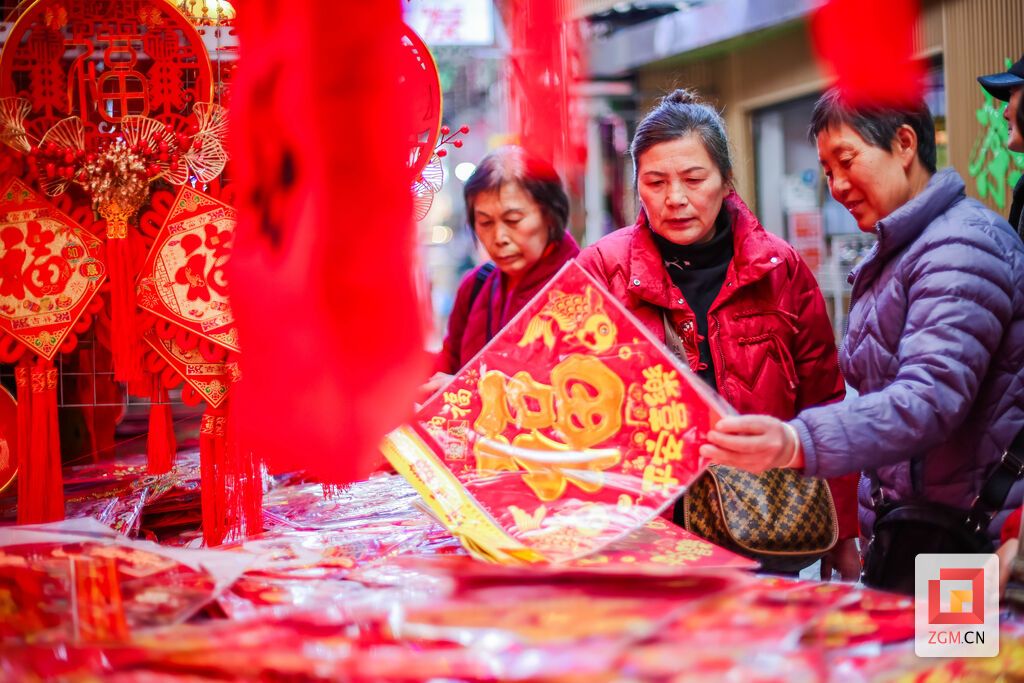 市民选购春联 记者 宋姿熠 摄.jpg