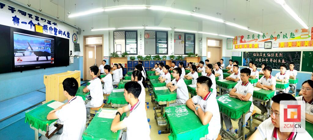 9月3日上午,自贡衡川实验学校组织全体师生收看纪念中国人民抗日战争暨世界反法西斯战争胜利80周年阅兵式。.jpg