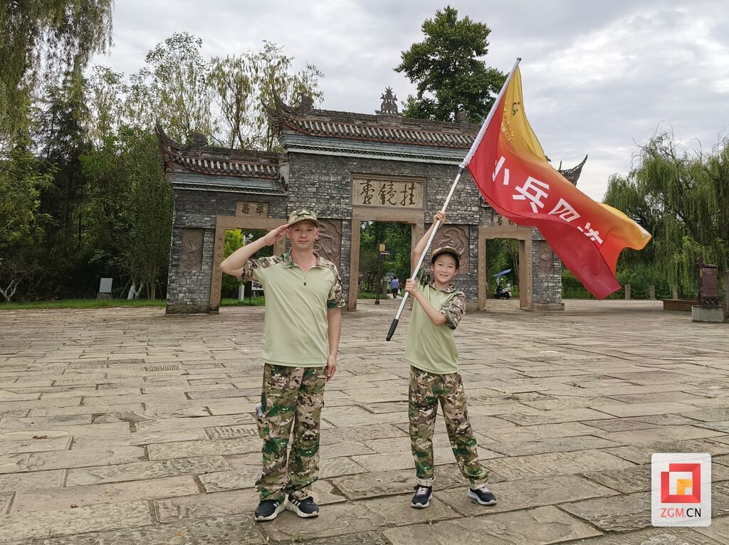 陈紫玉与父亲陈伟参加活动.jpg