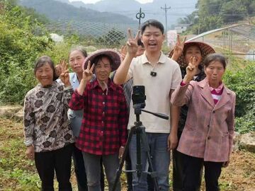 镜头对准山野 这位“90后”新农人打通鲜果出山新销路
