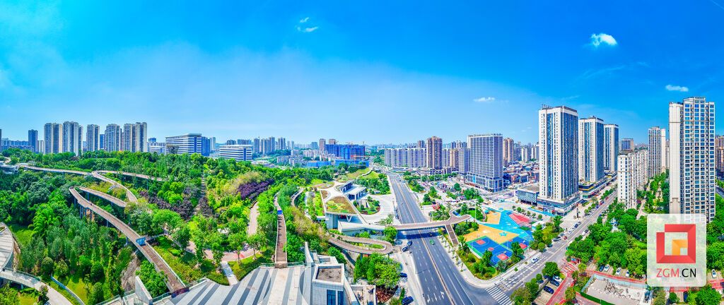 高峰公园绿意葱茏、景致悠然,一旁华商商圈楼宇林立、烟火兴盛。 记者 宋姿熠 摄.jpg