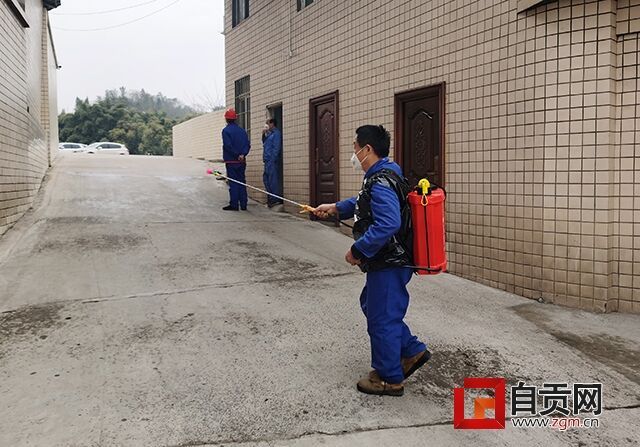 金典化工廠區(qū)噴灑消毒.jpg
