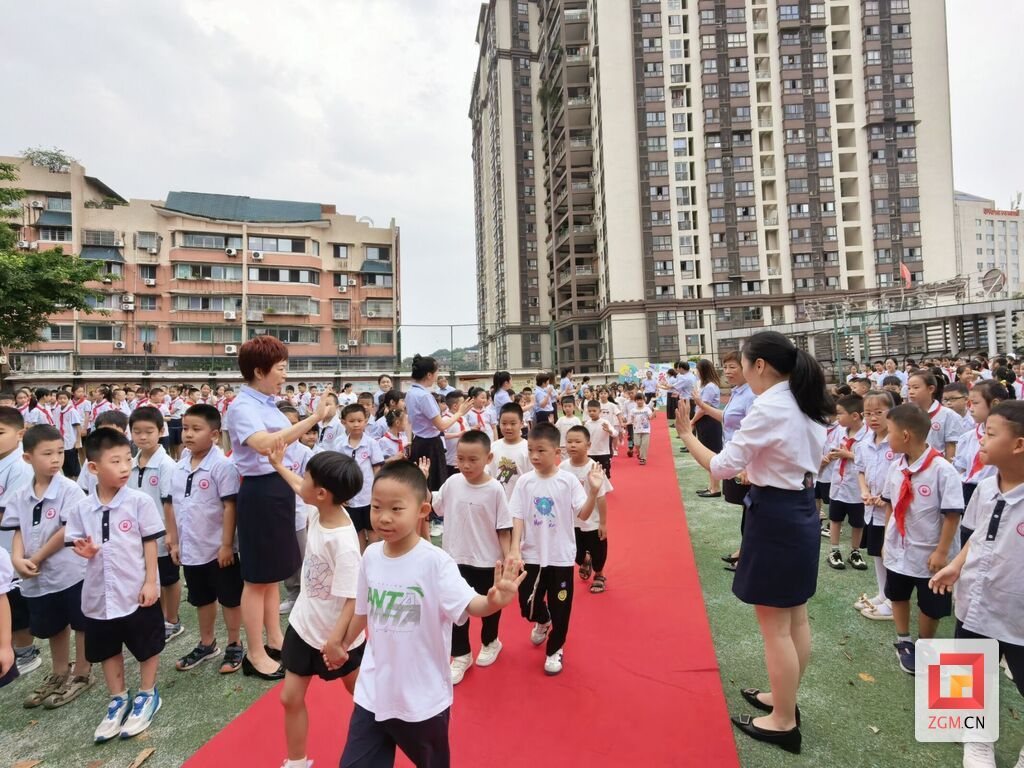 育英小学学生走上红地毯.jpg