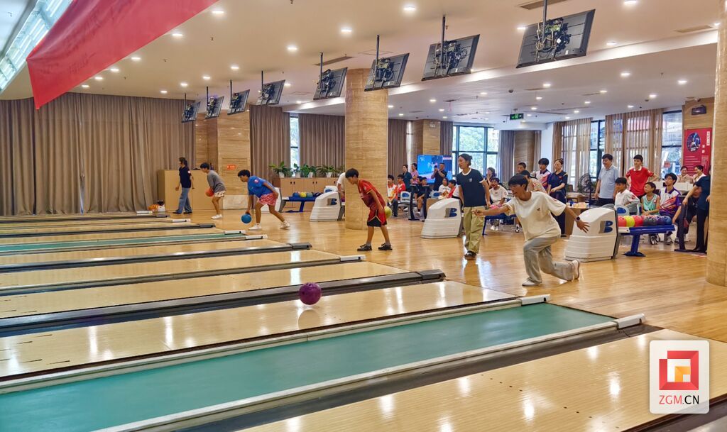 學生們體驗保齡球活動 記者羅祥瑞攝.jpg