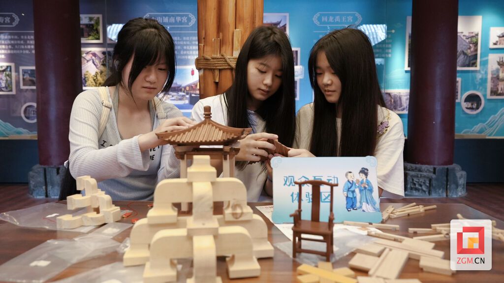盐博馆内学生游客在互动区合力搭建主题积木 实习生 白可 摄.jpg