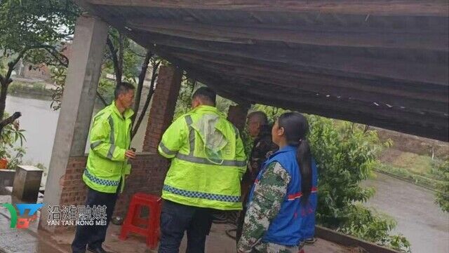 沙溪村网格员与民警一起送走失老人回家.jpg