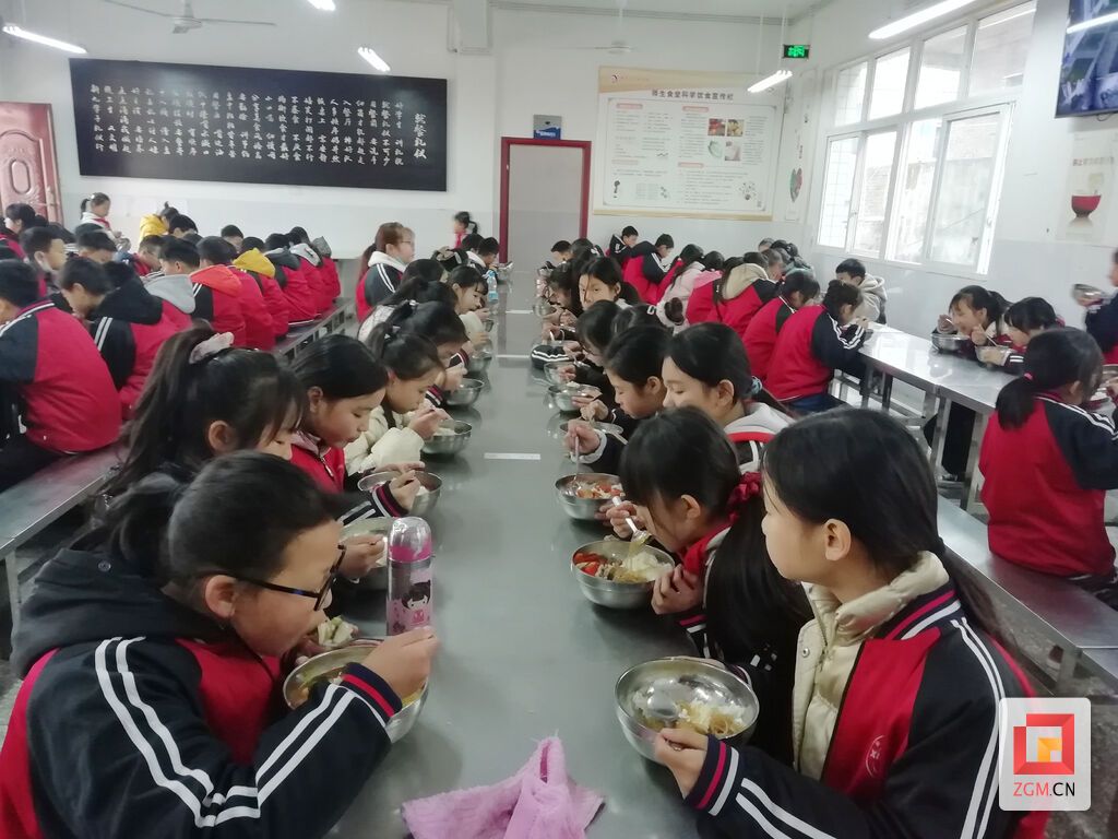 李桥镇新雨九年制学校开餐第一天用餐剪影.jpg
