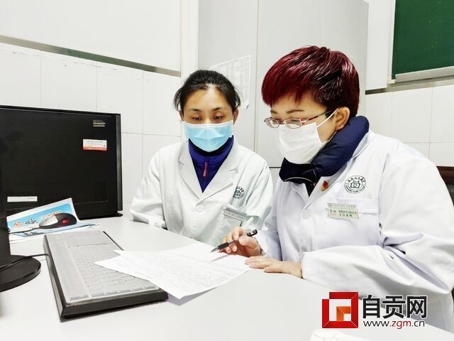 岑琳（右一）正在為一發(fā)熱病人進行的診斷.jpg