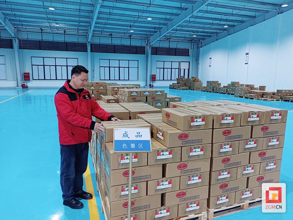 四川晶添彩環(huán)保新材料有限公司產(chǎn)品等待出庫 記者 陳凡逸 攝.jpg