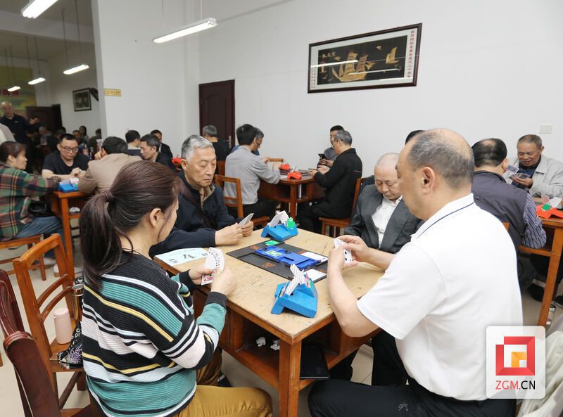 桥牌选手正在参赛记者罗祥瑞 摄.JPG