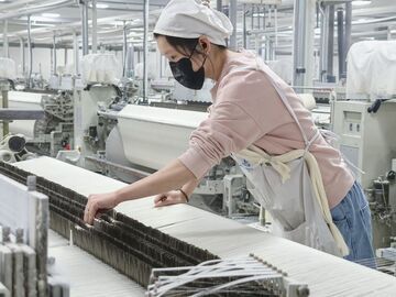 接线工变身“机器管家”：看乐至纺织人的智慧转身