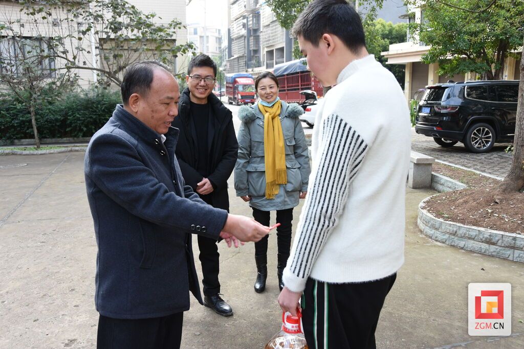 徐朝榮幫扶貧困學(xué)生.jpg