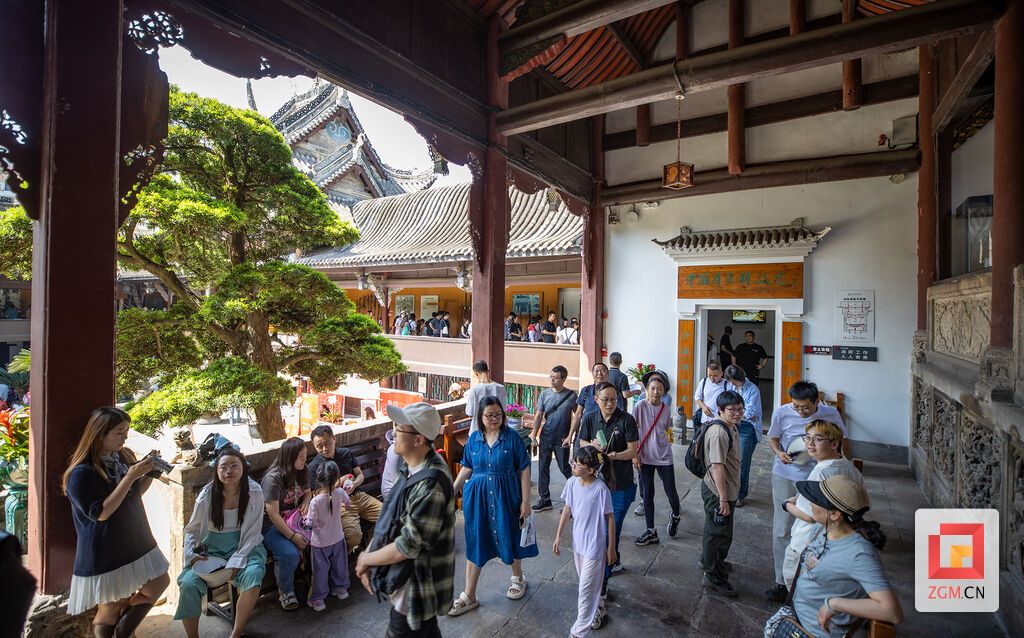 游客参观盐业历史博物馆 记者 叶卫东 摄 (2).jpg