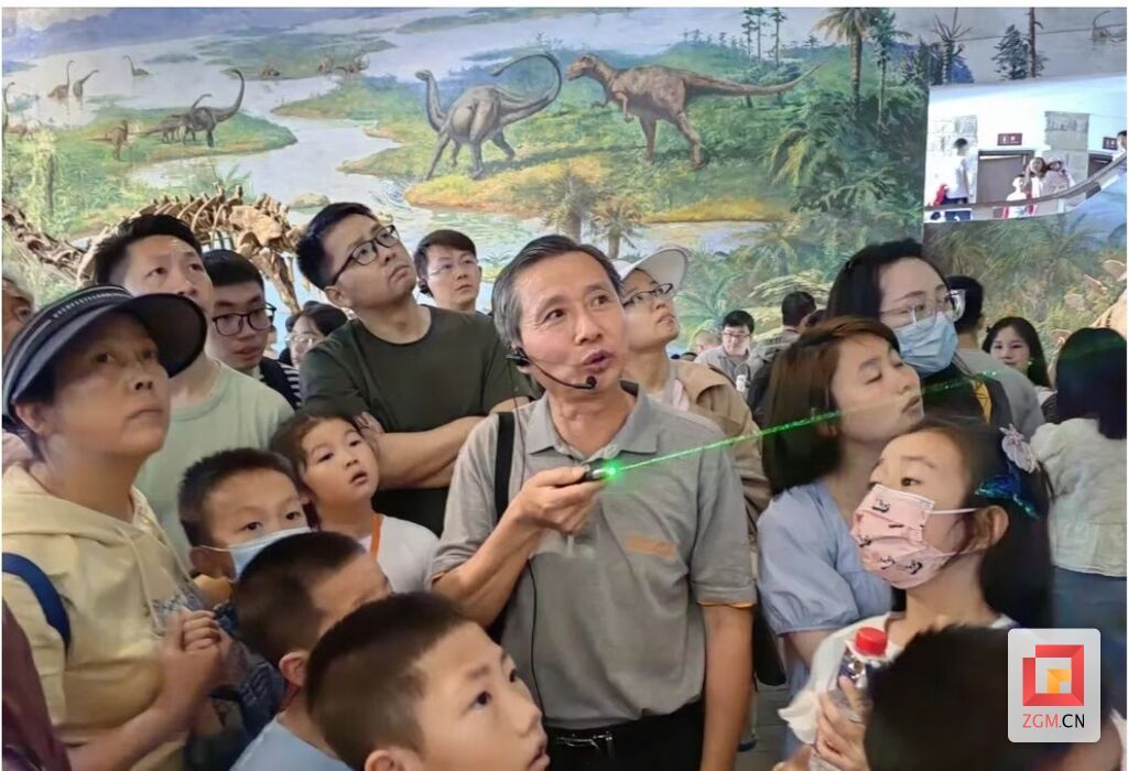 曾上游在自贡恐龙博物馆为游客义务讲解.jpg