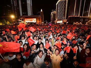 同一面国旗，同一份祝福！国庆成都天府广场迎观旗人潮