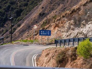 “调皮”路牌逗乐游客，金川牧马道这样火了丨田野来讯