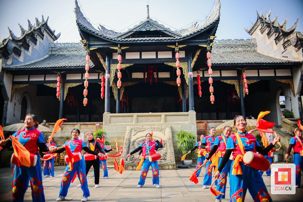 市民乐享阳光下的腰鼓乐趣 记者 宋姿熠 摄1.jpg