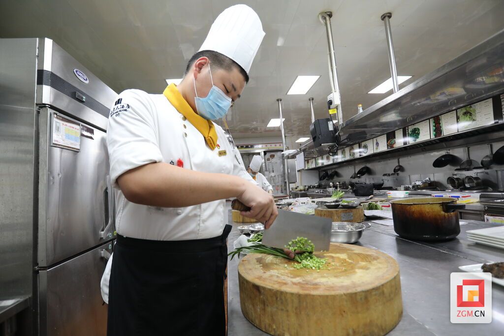 9匯東大酒店郁師傅從事廚房工作4年每天都在高溫下堅(jiān)守本職工作.JPG