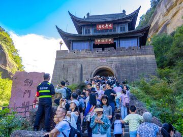 中秋假期过半，四川5A级景区客流同比增长超六成