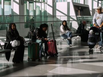 美国纽约地区三大机场均因人手短缺出现航班延误