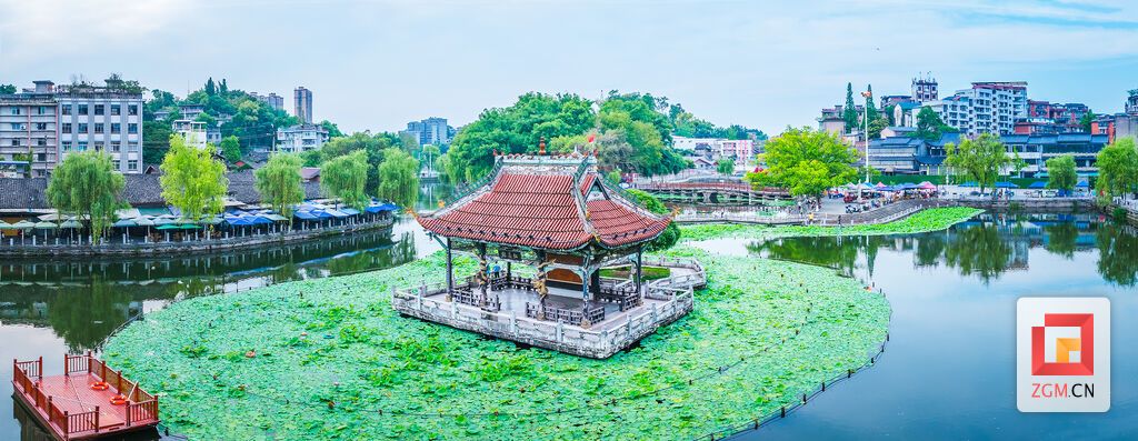 富顺西湖荷叶如翠盖铺满湖面，湖心的红蕖榭静立碧波中央，红瓦飞檐倒映水中，尽显古建韵味。记者 宋姿熠 摄.jpg