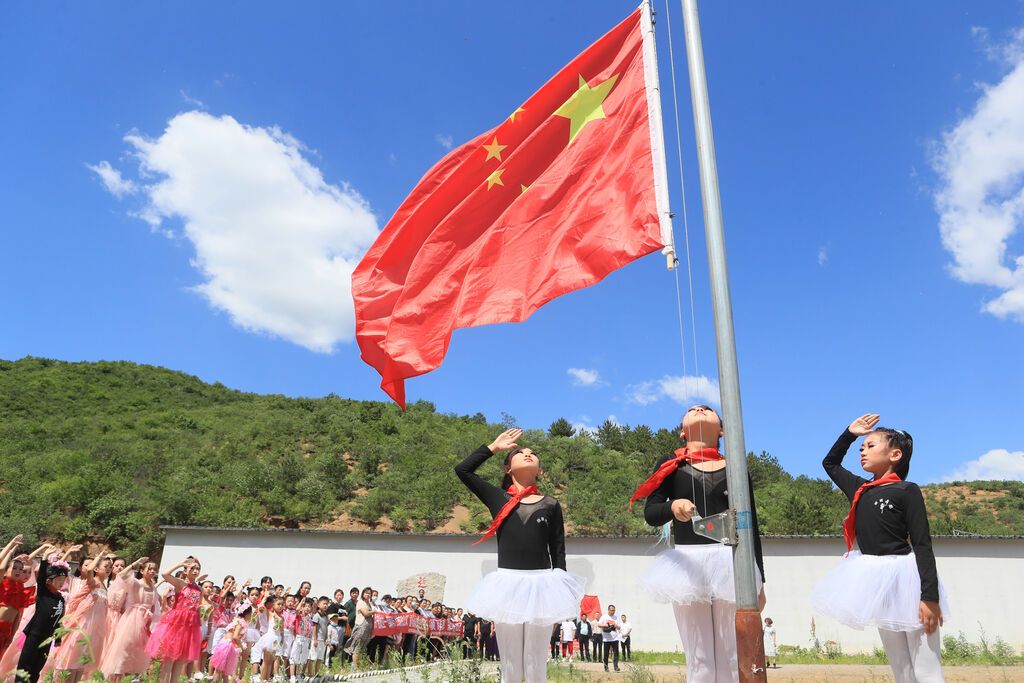 朝阳市北票上园镇中心小学开展爱国主义教育  图片由朝阳日报社提供