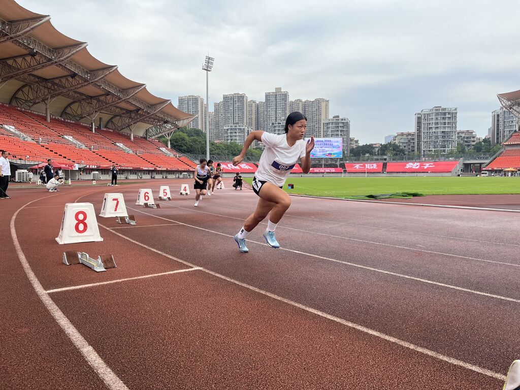 起跑加速 记者 陈行 摄.jpg