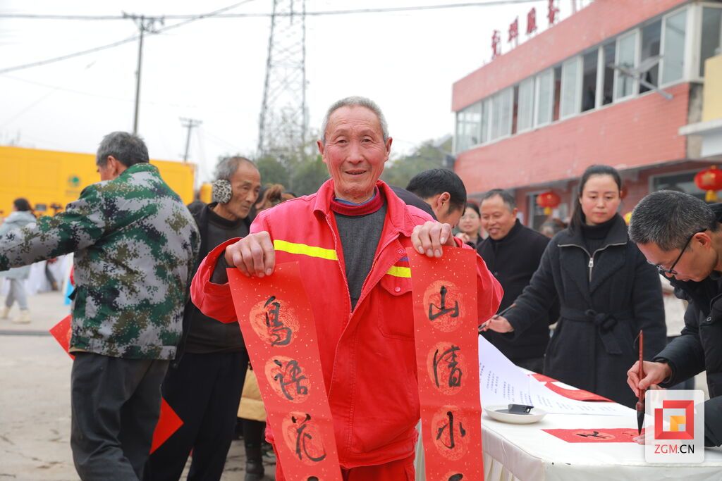 迎新春写春联.JPG