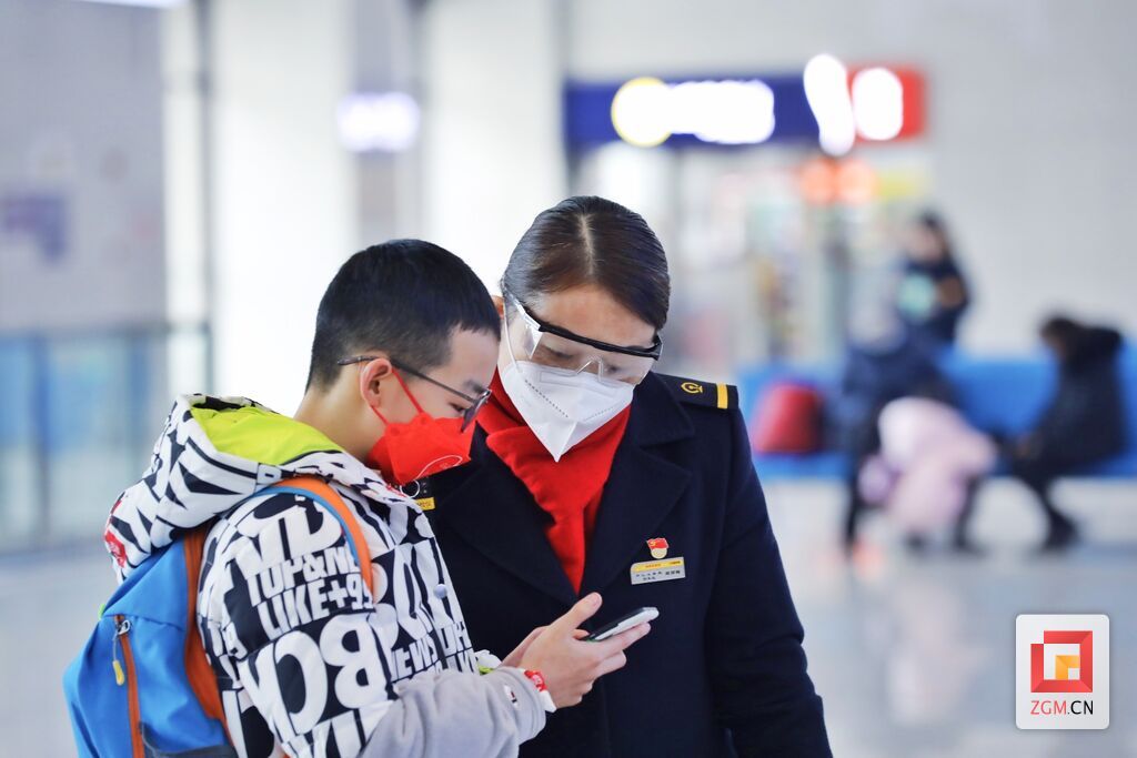 鄭麗梅服務(wù)旅客.jpg