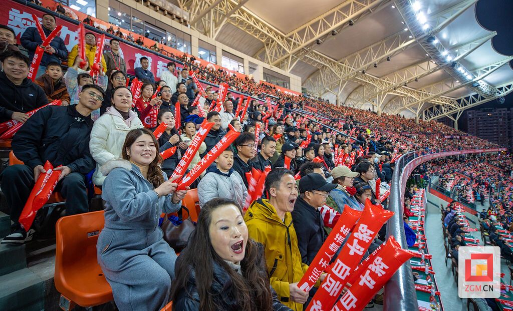 比赛现场 球迷们呐喊助威 记者 叶卫东 摄.jpg