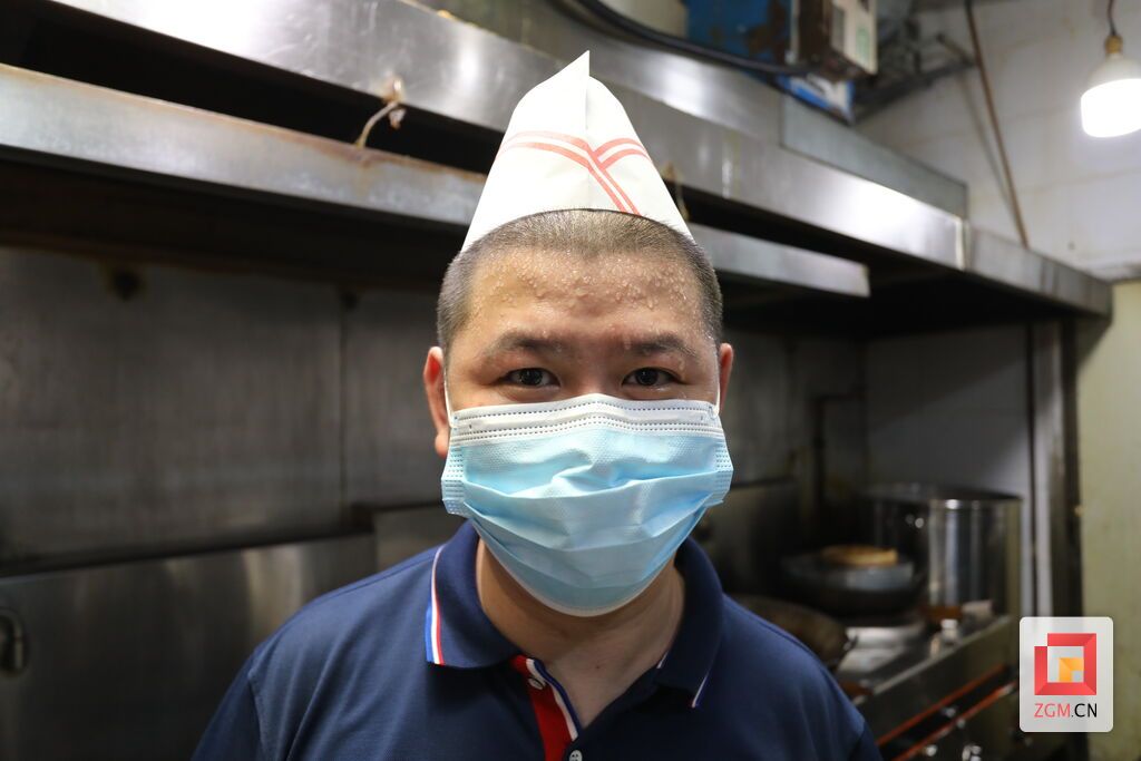 5傍晚19時華商陳記餐館廚師萬里師傅剛剛炒完菜汗如雨下.JPG
