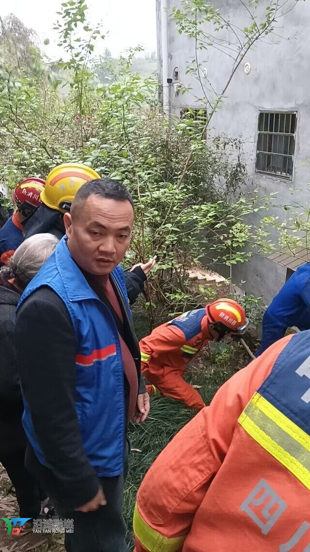 方湾村网格员与消防员一起救援掉进深坑的群众.jpg
