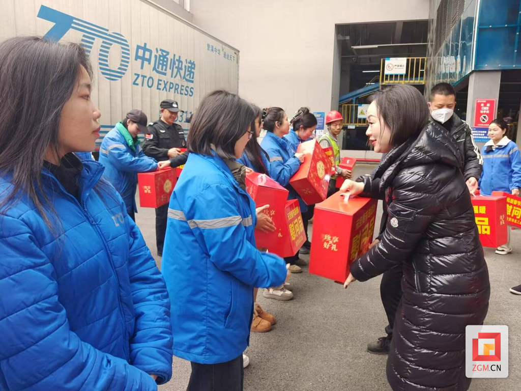 自贡市总工会走访慰问新业态劳动者、困难职工和劳模先进.png