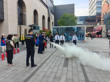 现场教学实操灭火 红旗街道考举社区开展消防安全宣传活动