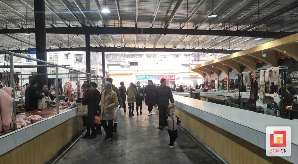 图：“新装上阵”的莲花坝农贸市场繁荣井然、规范有序。