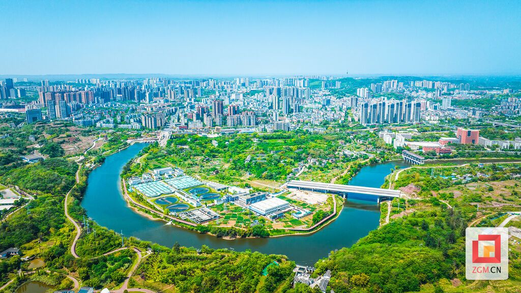 釜溪河上的污水处理厂 记者 宋姿熠 摄.jpg