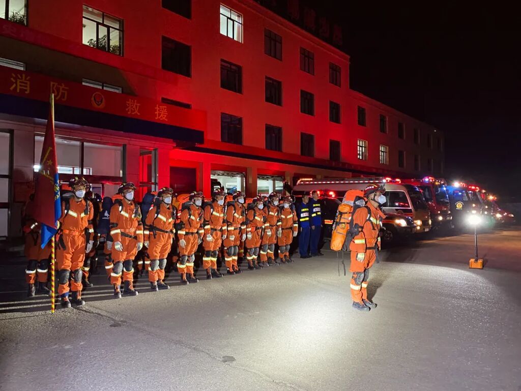 5月22日2时50分许，西宁消防救援支队跨区域救援队伍已集结完毕。