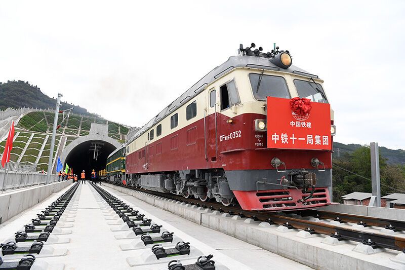 3月17日，在郑万高铁重庆段施工现场，铺轨牵引车进入作业现场。新华社记者 唐奕 摄