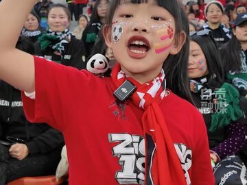 自贡小球迷点燃赛场 保障团队全程暖心守护